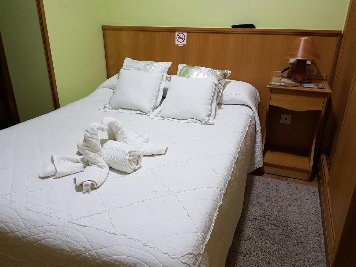 Hostal Ponte Dos Santos Ribadeo Exteriör bild